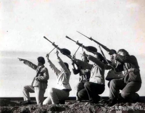 老照片欣赏：这张照片摄于上世纪五六十年代，一群女民兵正在进行用机关枪打飞机的训练