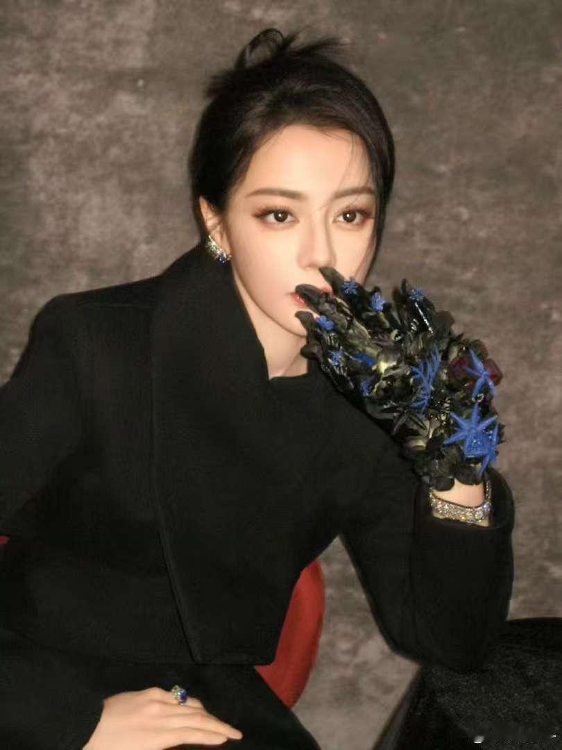 迪丽热巴水映影好美😻 