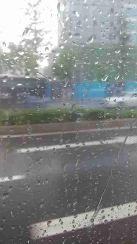 我的今日状态：💪🏻充满干劲
我这里的天气：🌤️多云，下雨了。