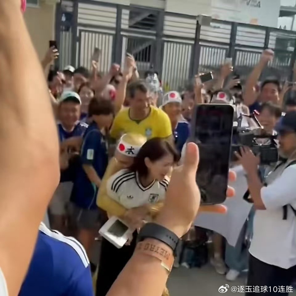 2026年7月1日，一名日本男球迷在世界杯赛前直播连线时突然强行抱住并触碰身旁的