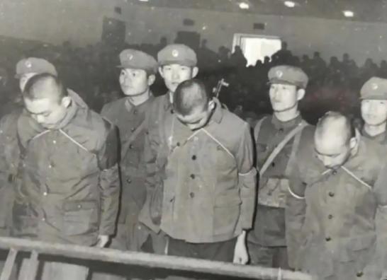 1947年8月，国民党师长李铁民下令将一百多地下党杀害，少将韩君明劝他：“老铁，