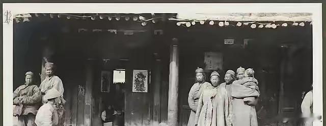 1951年，甘肃古浪县来了12个衣衫褴褛的人，领头自称失散红军靠挖药活了15年，