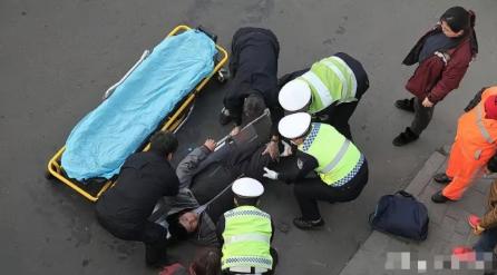 21岁外卖小哥顶着炎炎烈日，砸破宝马车窗救出被困女童，可车主赶到现场说出的一番话