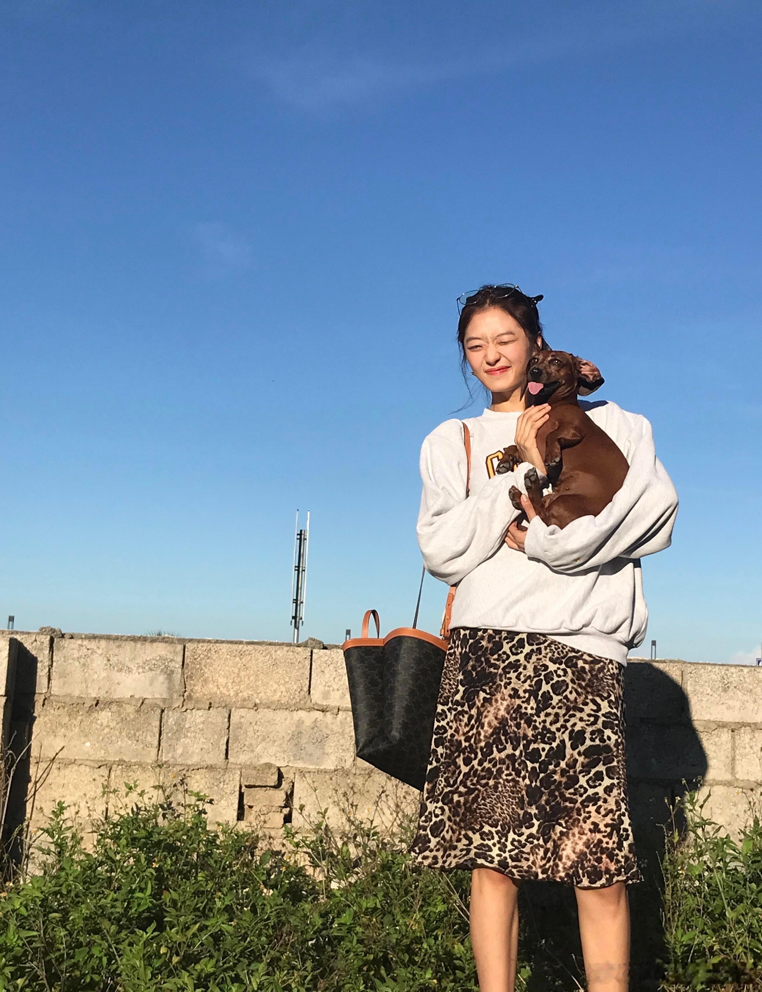 孙千你不热吗孙千的小狗从腊肠热成烤肠 灼热空气触碰肌肤自带发烫的感受，各式清凉短