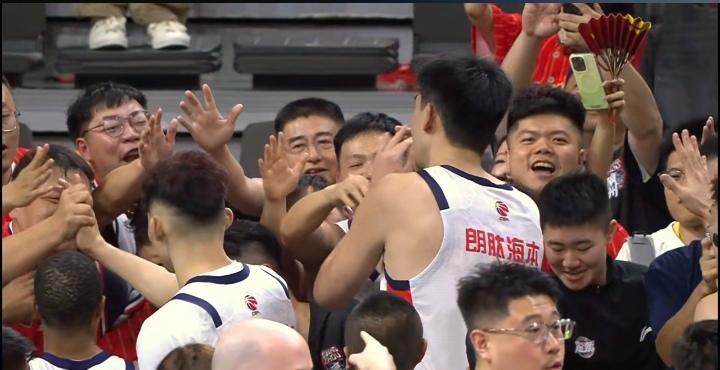 比赛过程中可以明显感觉到，广东队的阵容短板和战术问题被无限放大，尤其是外线投射的