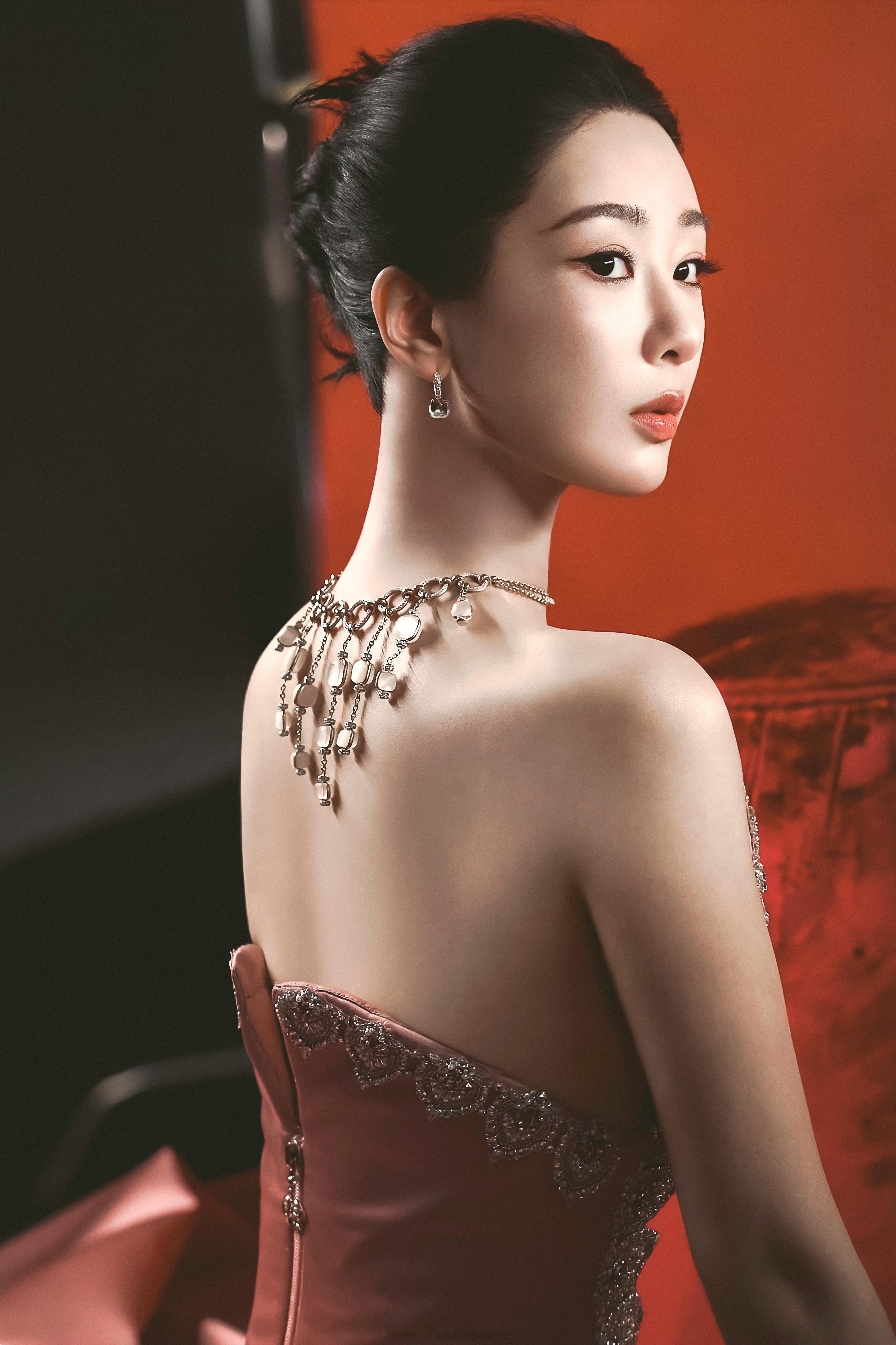 杨紫 回眸杀太有冲击力，优雅中带着强大的压迫感，大女主氛围感狠狠拿捏💐💐 