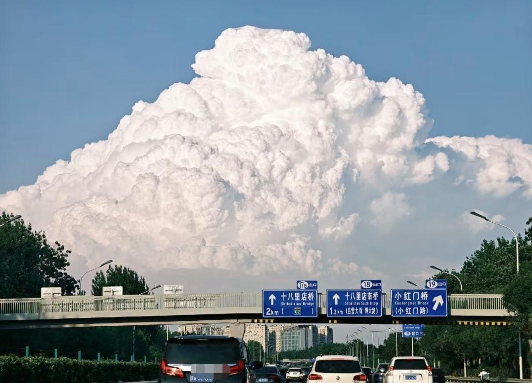 朋友手机拍的白云
前两天下雨
这两天非常晴朗

不过，这云量有点多啊