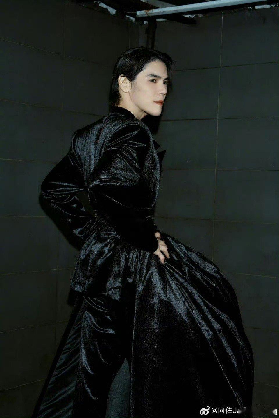 向佐同时穿了男装和女装向佐新造型好敢穿！男装女装混搭出圈，正反大有不同，上身西装