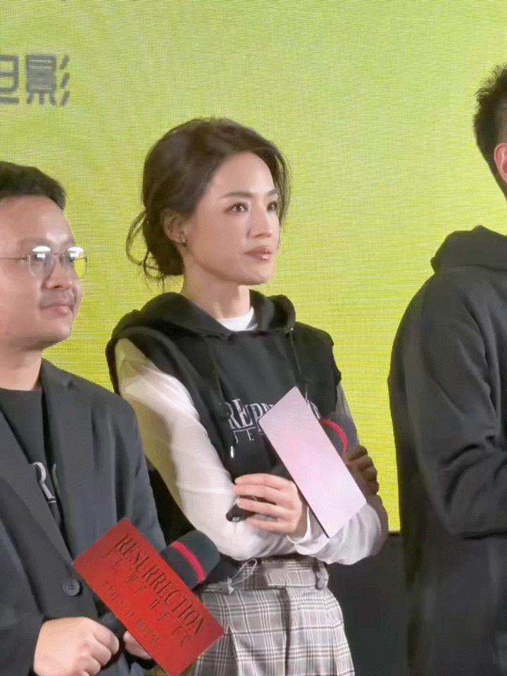 电影里跨越时光，现实中美过时光！舒淇《狂野时代》首映礼碎发造型太绝，剧组服都能穿