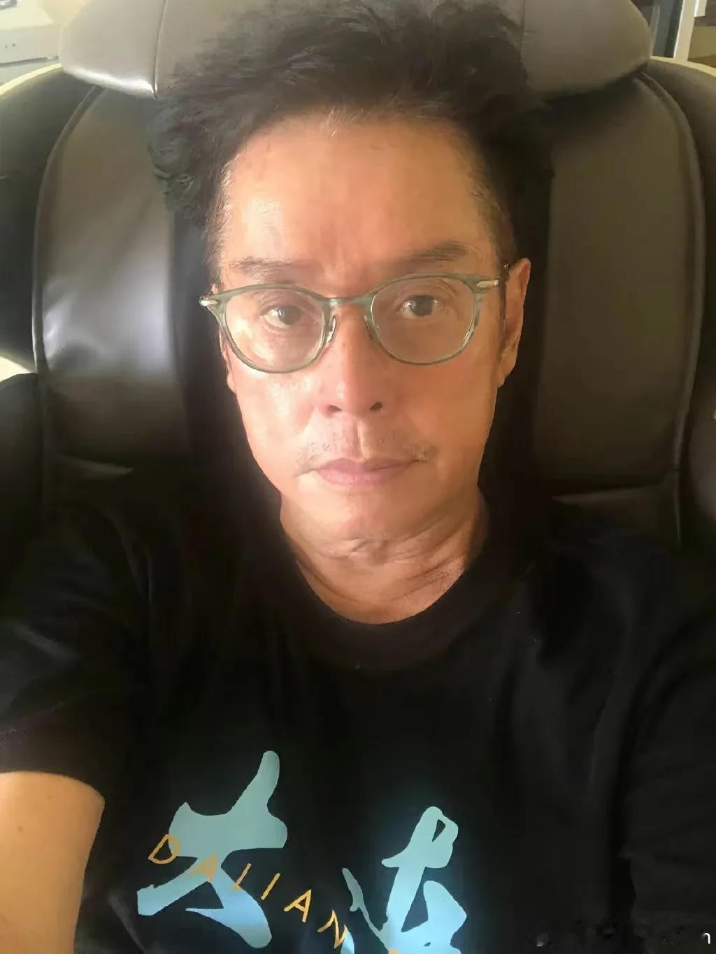 今年7月8日，谭咏麟在广州开演唱会时场面人山人海，不少观众早早等待在这里，谭咏麟