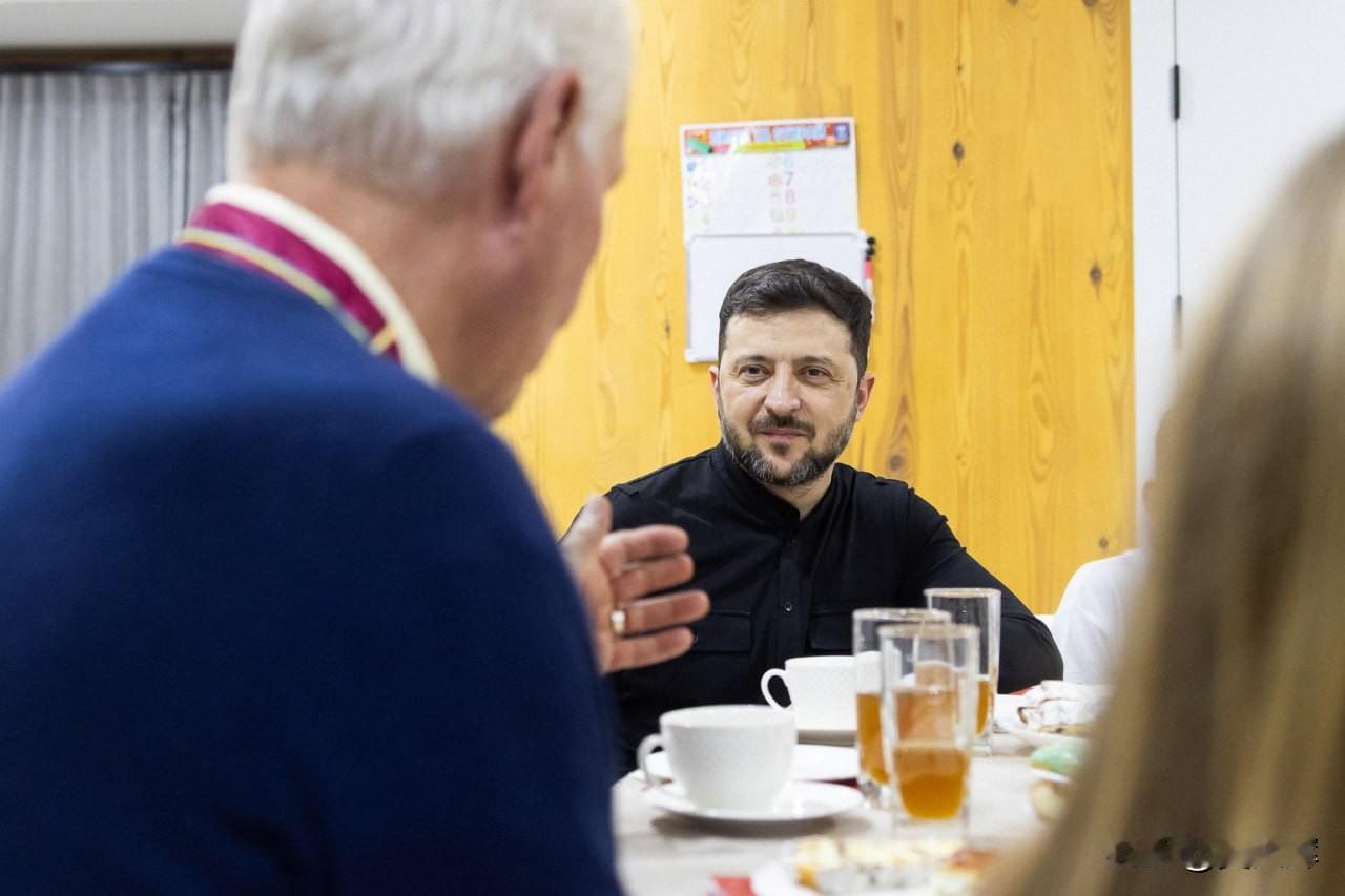 【泽连斯基在圣尼古拉斯节前夕拜访乌克兰一九口之家】

12月6日，泽连斯基发文称