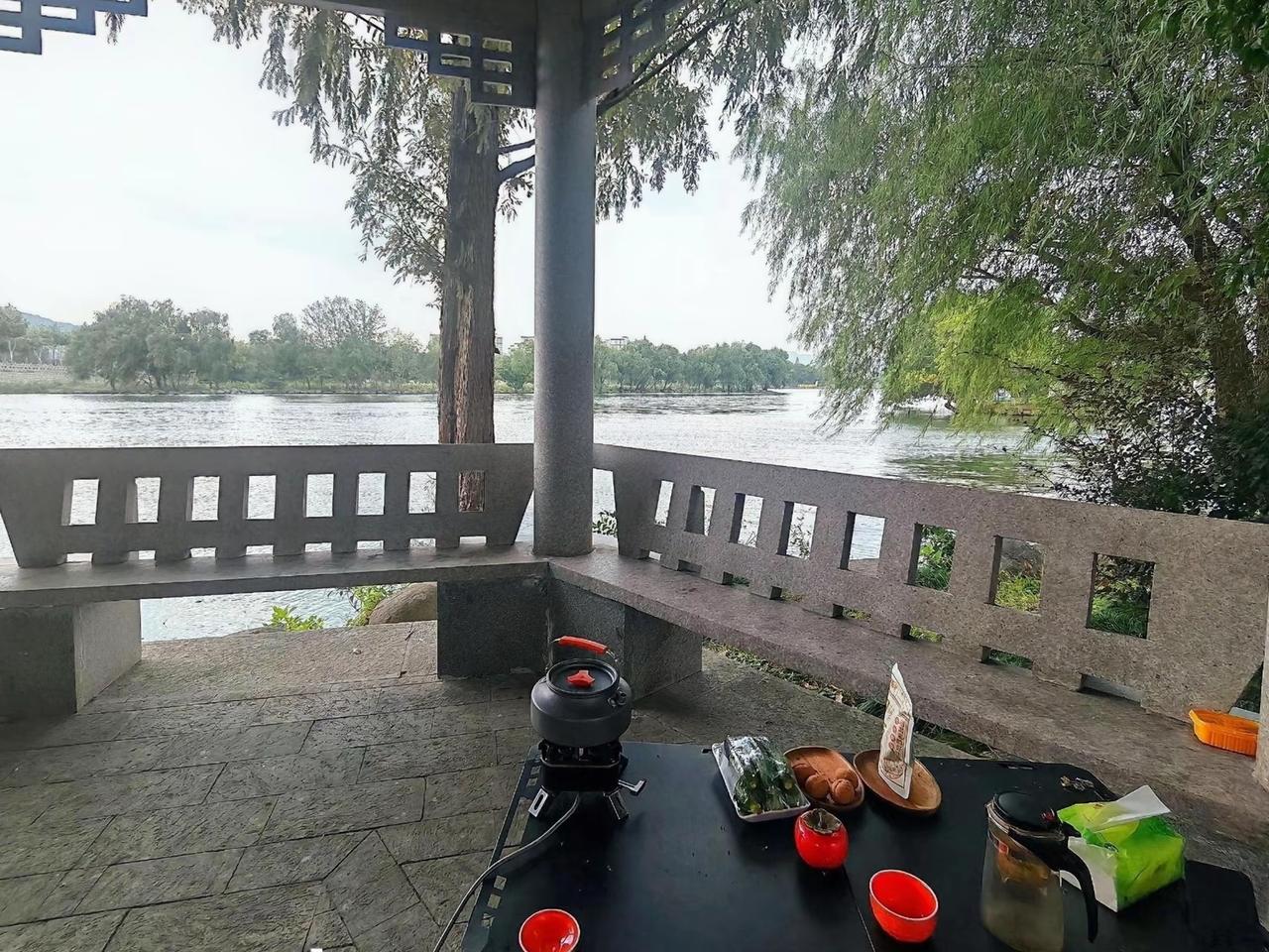 朋友84年的，以前开酒吧应酬多，朋友自然也多，现在就喜欢一个静静的待一天，一辆摩