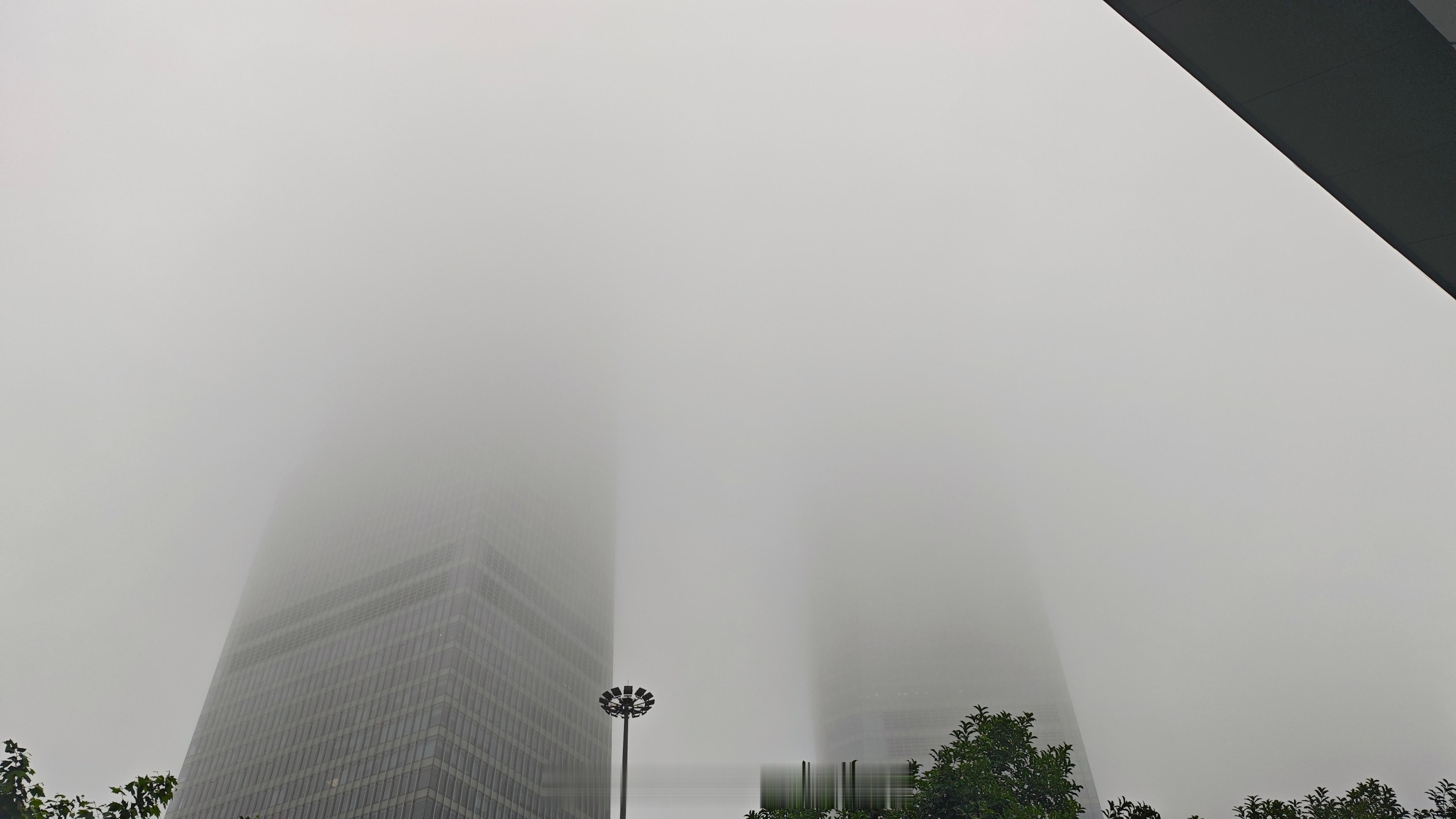 今天上海大雾能见度是蛮差的陆家嘴经典三件套都看不到了 上海·陆家嘴