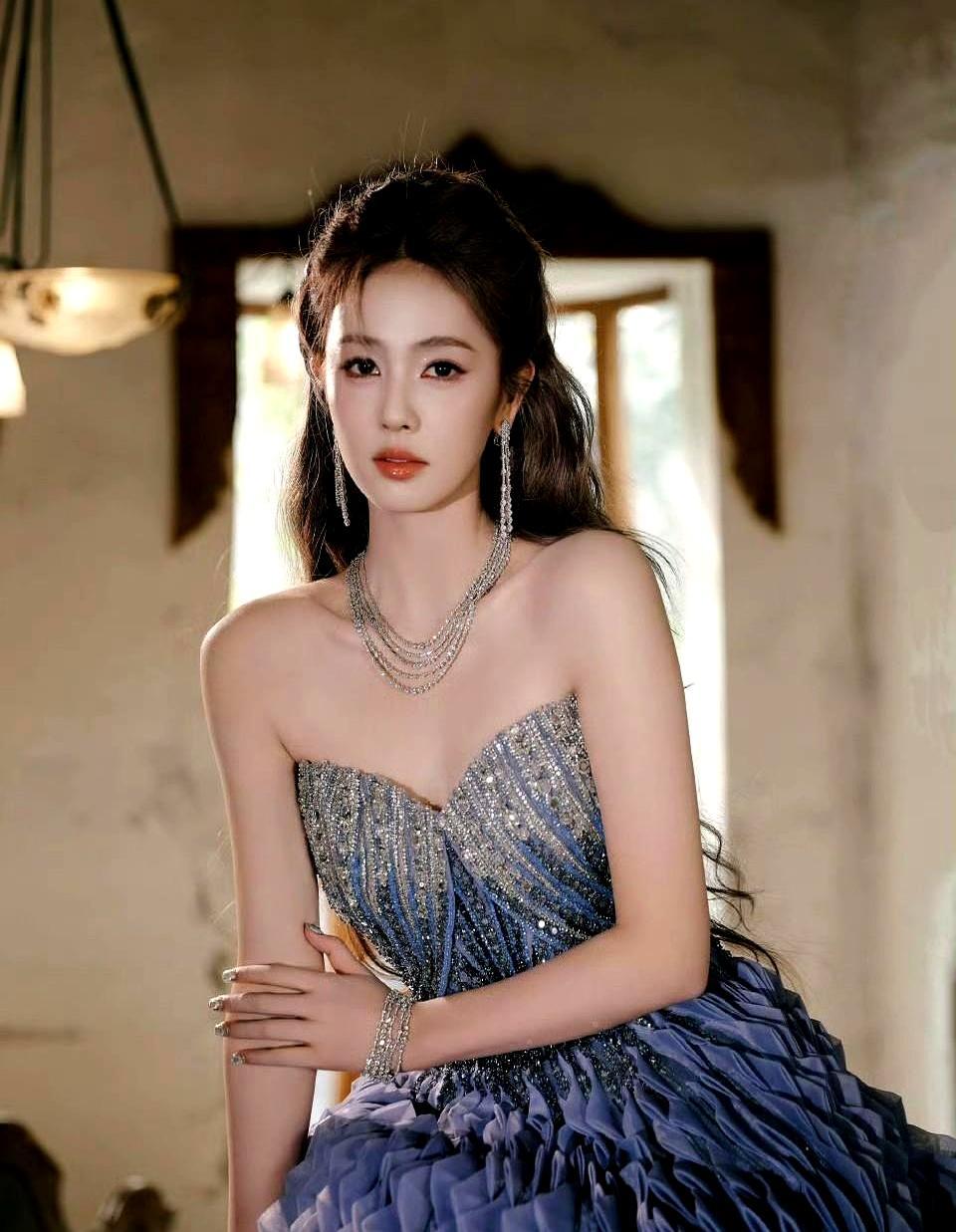 流量圈像早高峰地铁，挤得脸变形也要抢座。
 
另一边，胡歌把胡子留成草，脸晒成土