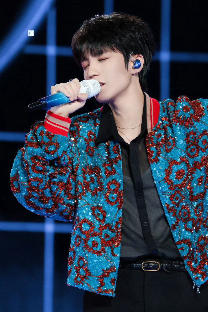 王俊凯我直呼好家伙 他指着镜头唱心引力的那个瞬间，我整个人直接从椅子上弹起来。屏