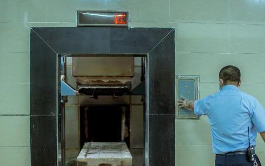 2007年，重庆某殡仪馆，收到一名17岁女孩的遗体，梁师傅正准备将其推进火化炉，