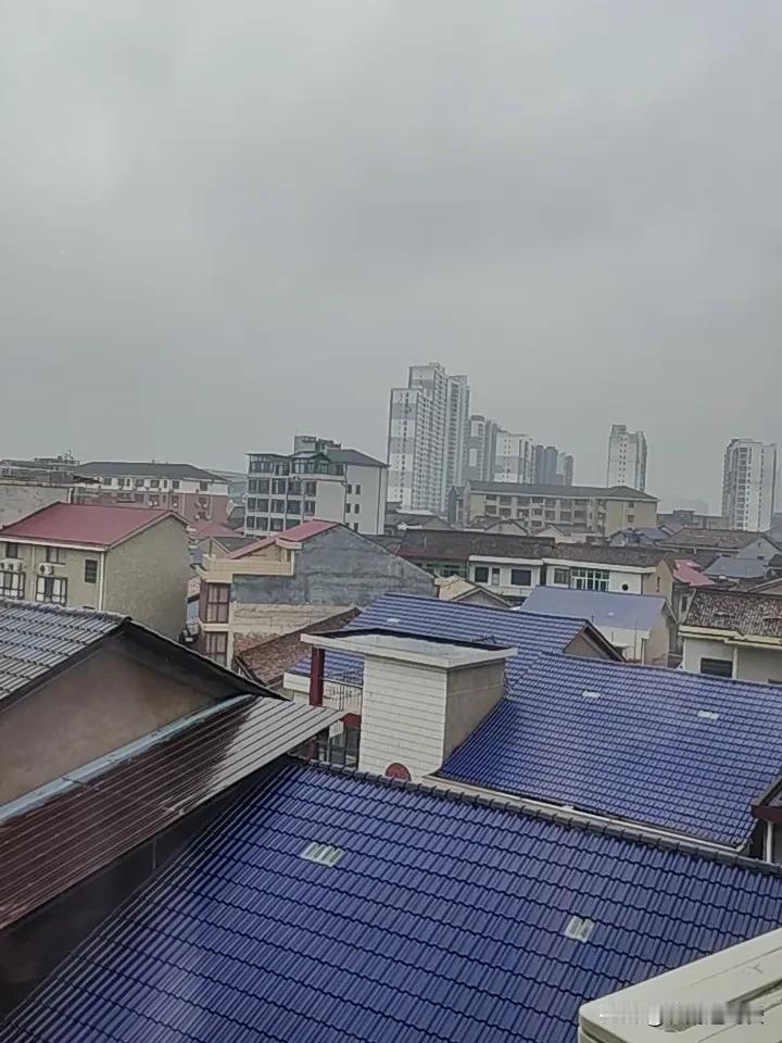 不知从何时起，天空就像被戳破了的棉絮，阴雨缠绵不绝，没有停歇的迹象。

灰蒙蒙的