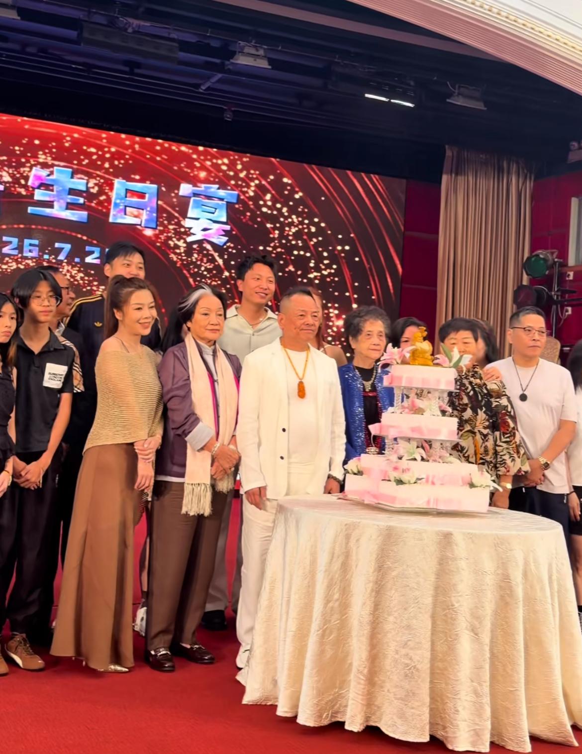 71岁崩牙驹寿宴彻底翻车！场地冷清坐不满，礼金还搞双标：内地1万澳门5千

7月
