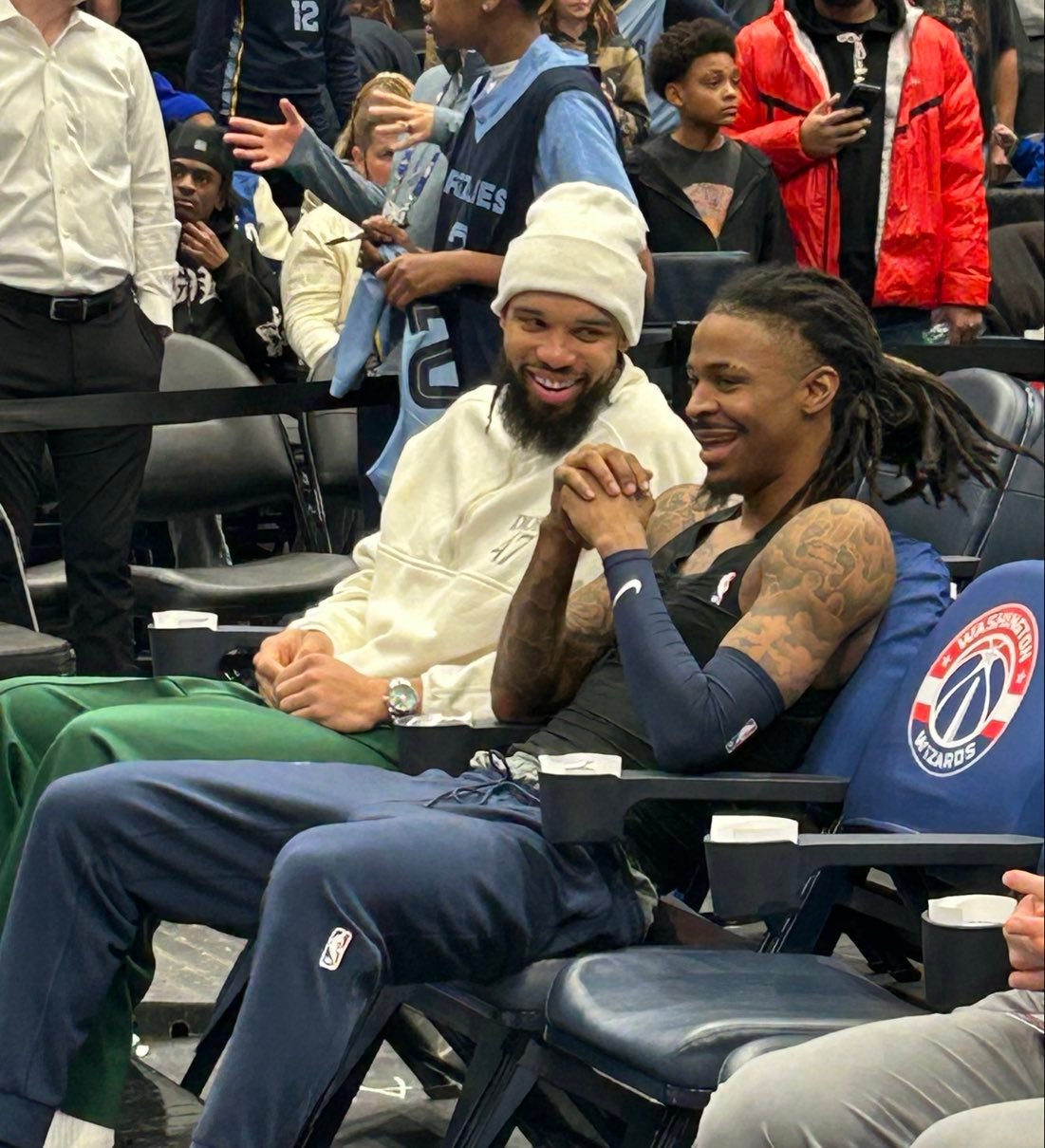 狄龙莫兰特合影，老队友。NBA