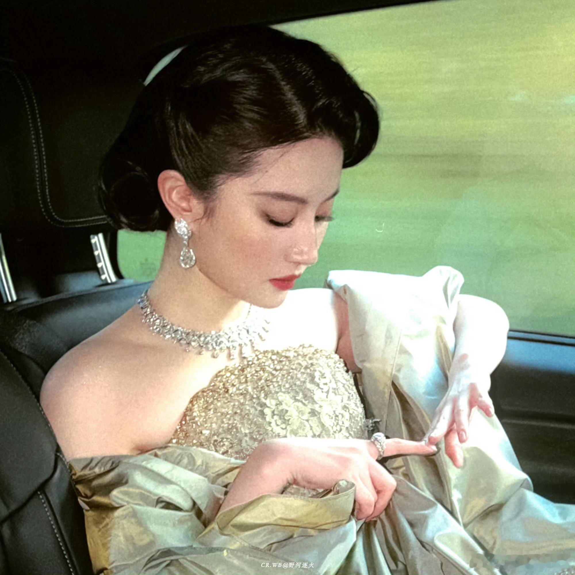 章泽天比刘亦菲还像刘亦菲妈妈 来看时代美人刘亦菲吧 