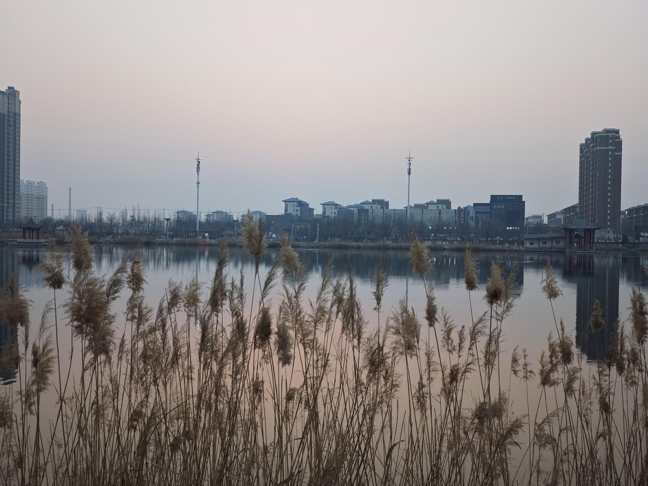 城市与自然的和谐共存，静谧湖畔的美丽风景。