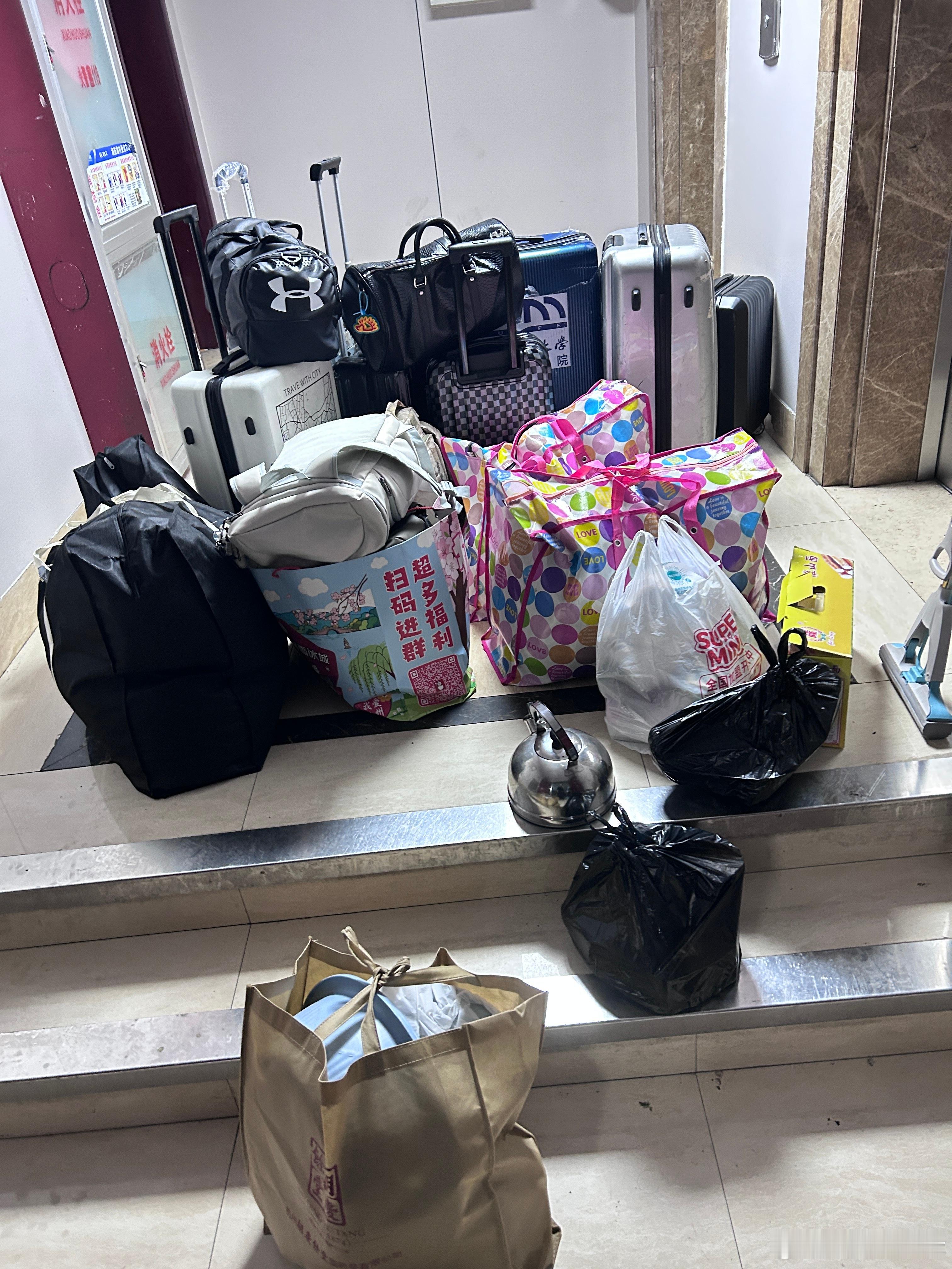 好累好累💤💤，下午租好房又帮忙打扫卫生，年轻人东西真多，不得不佩服才来一年家