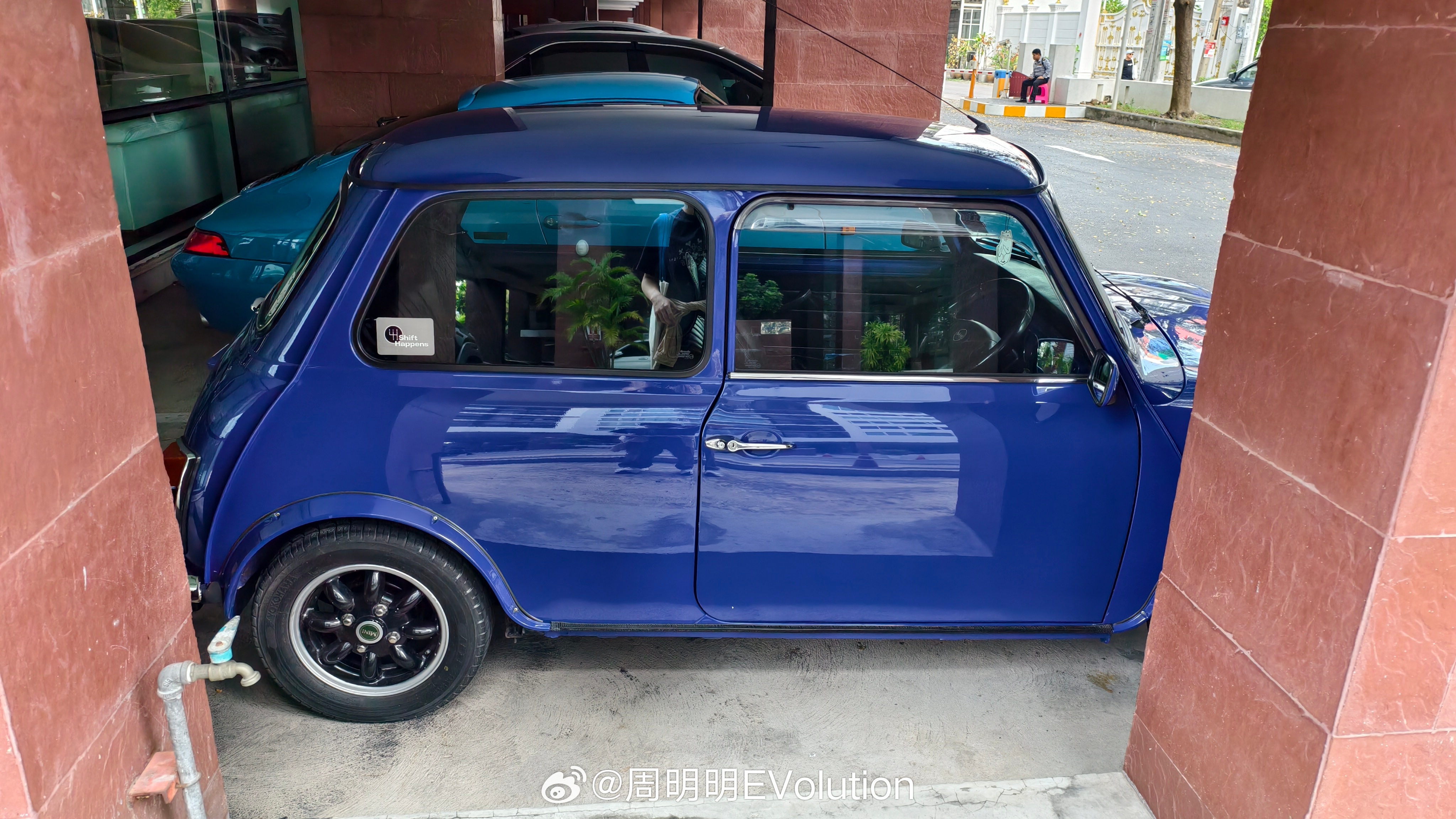 泰国的汽车氛围还是很不戳的。酒店附近的公寓，一辆非常漂亮的993，一辆Austi