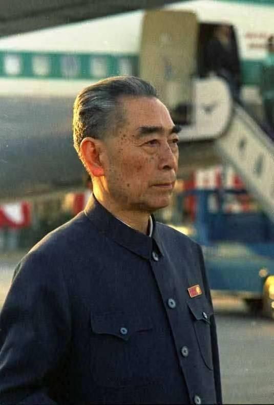 周总理在弥留之际说出：“要是能吃上口桃子该多好。”这句话时，令在场的人都落下了眼