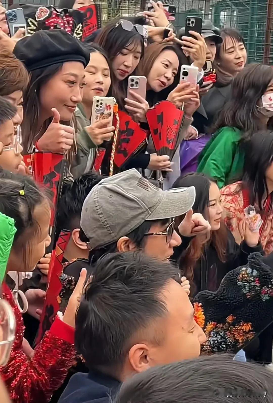 看了王力宏的粉丝，挺感慨的！
大家都变老了！也就我们这一代还在支持他吧！零零后估