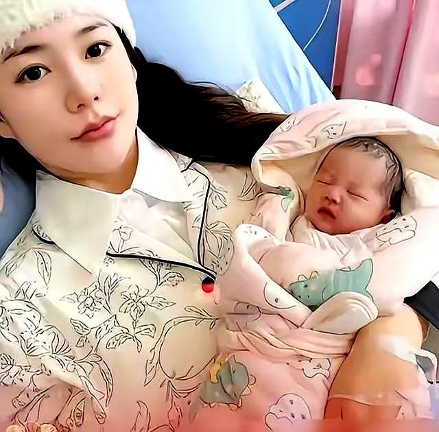 汪小菲和马筱梅这事儿闹的，真是应了那句“有了孩子忘了娘”？
孩子满月宴就六个菜一