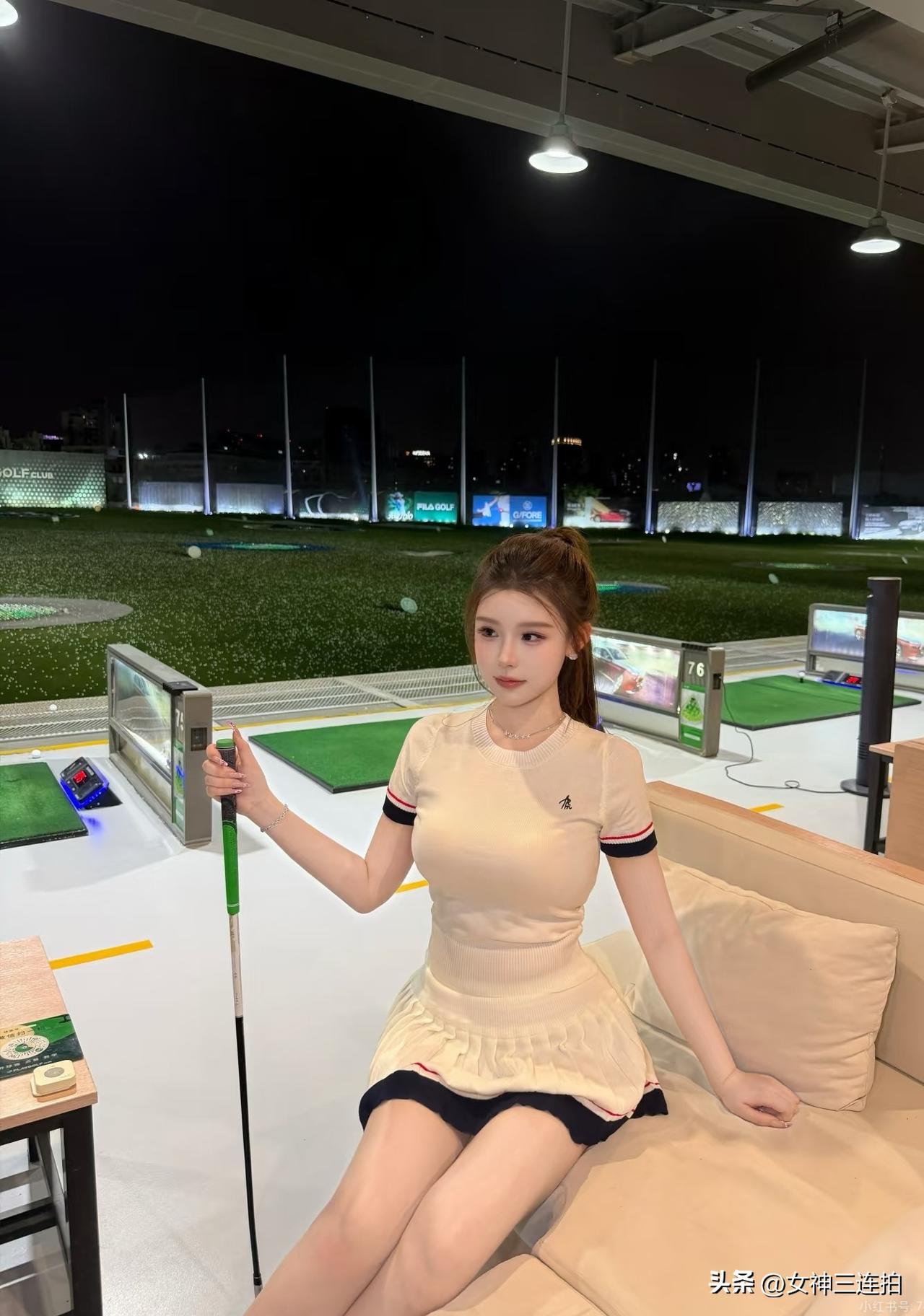 夜场高尔夫，女神三连拍，尽显优雅与魅力！🏌️‍♀️✨