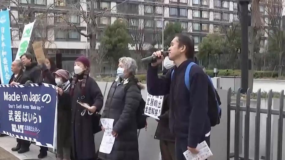 当地时间12月25日下午，日本民众自发聚集东京自民党总部及国会前，抗议执政联盟拟