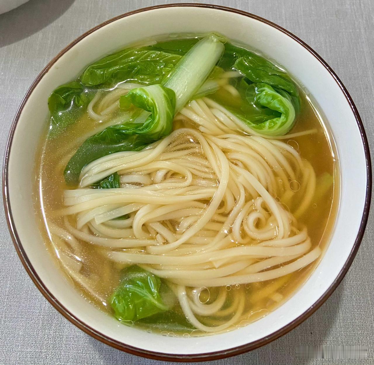 今日的青菜面，不配煎蛋，配上咸香味正的咸鹅蛋，怎么样？

清汤面条因为有了猪油，