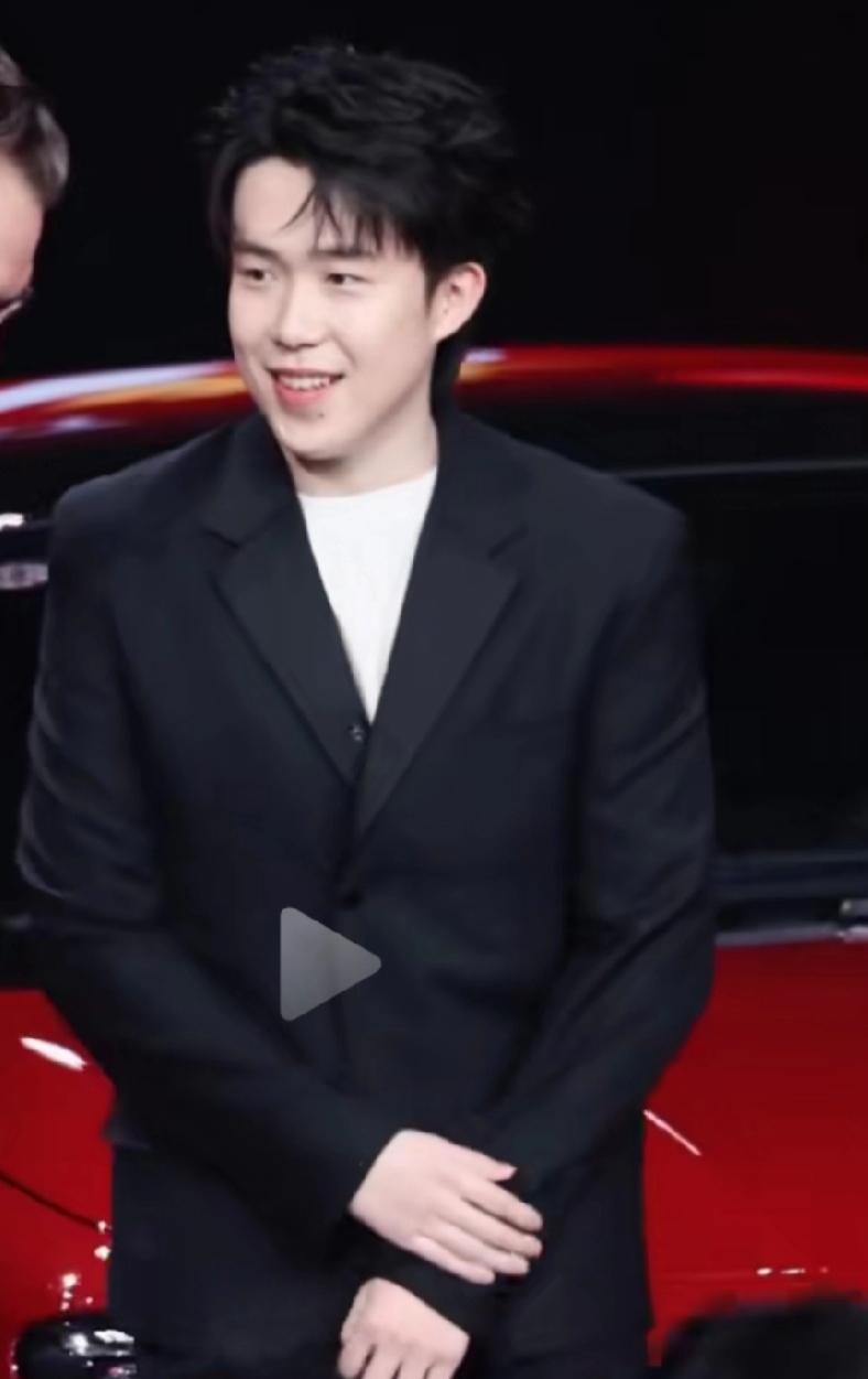 我最近彻底被王楚钦给拿捏了！他穿这身黑色西装也太帅了吧！他在帅的赛道上一骑绝尘啊