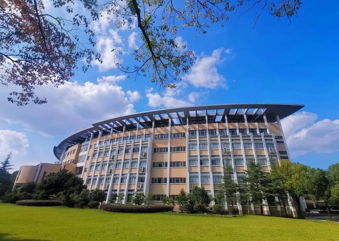 【崇明中学，110岁了！】崇明新闻 “母校，我们回来了！”近日，上海市崇明中学迎