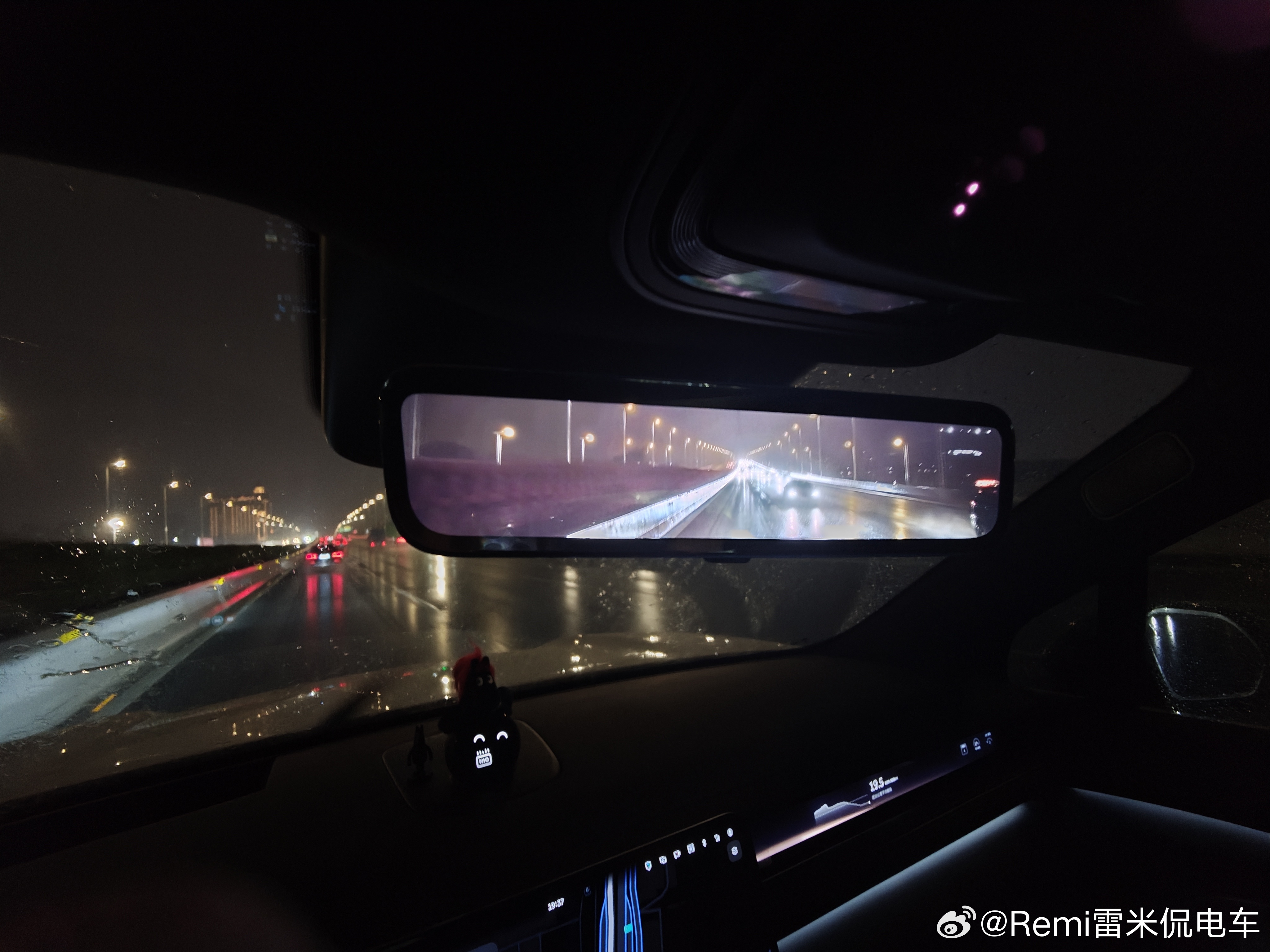 下雨的情况下，这个流媒体后视镜的的视频还是非常的清晰的，作为对比图4是我的倒车影