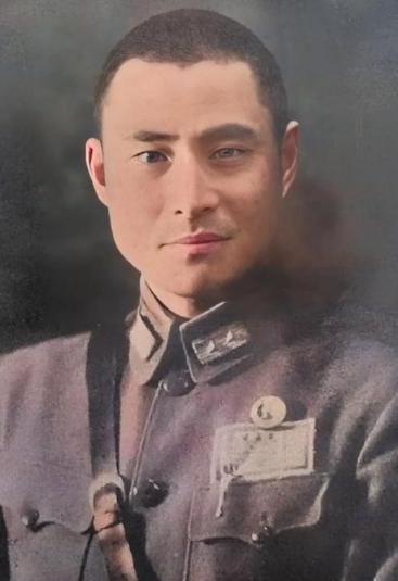 1975年，蒋介石得知黄维被特赦的消息后，立刻邀请他前往台湾，不仅补发了他被俘2