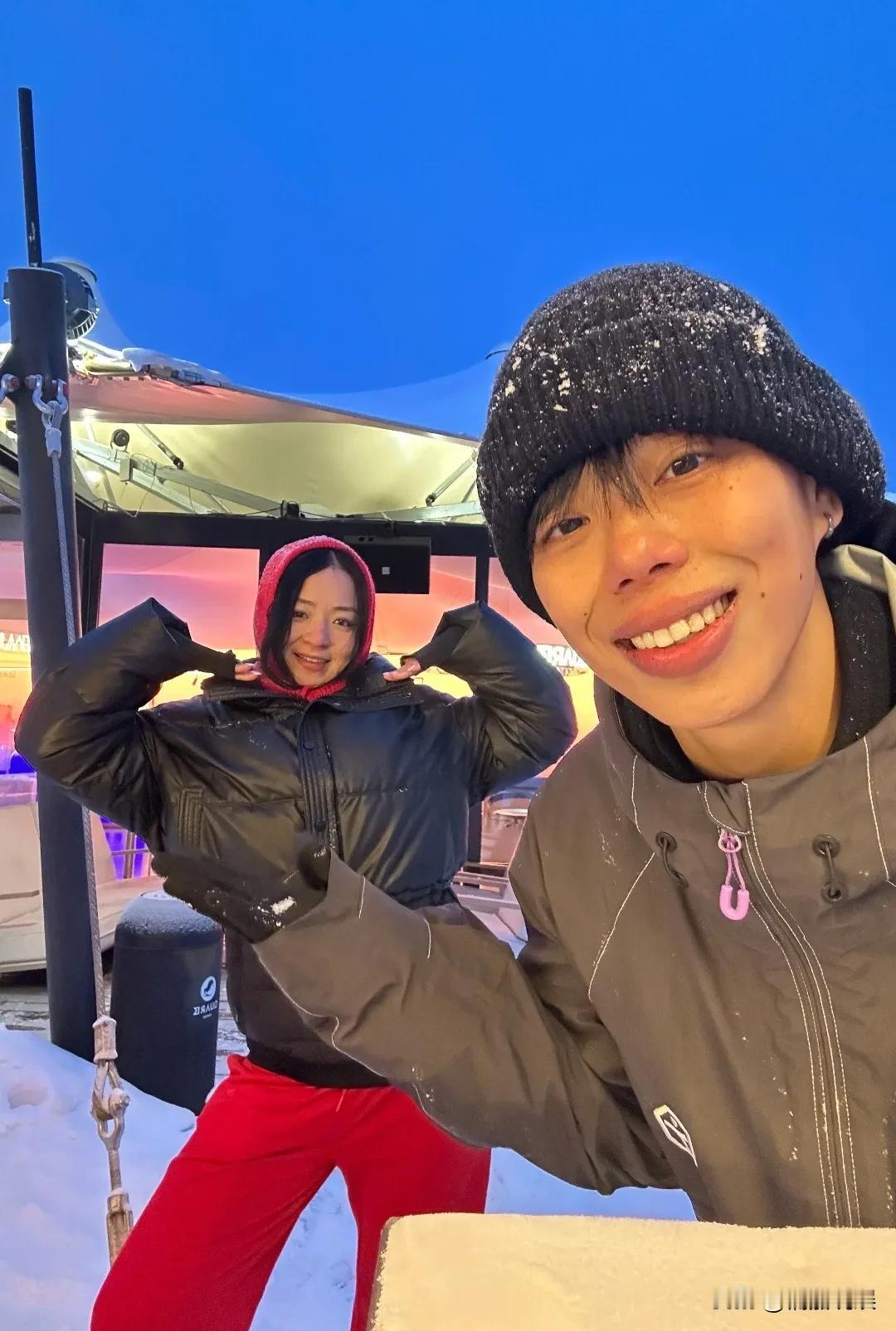 全运会女子100米栏冠军，刘景扬带着好友，来到河北崇礼滑雪。
她戴着黑色的针织帽