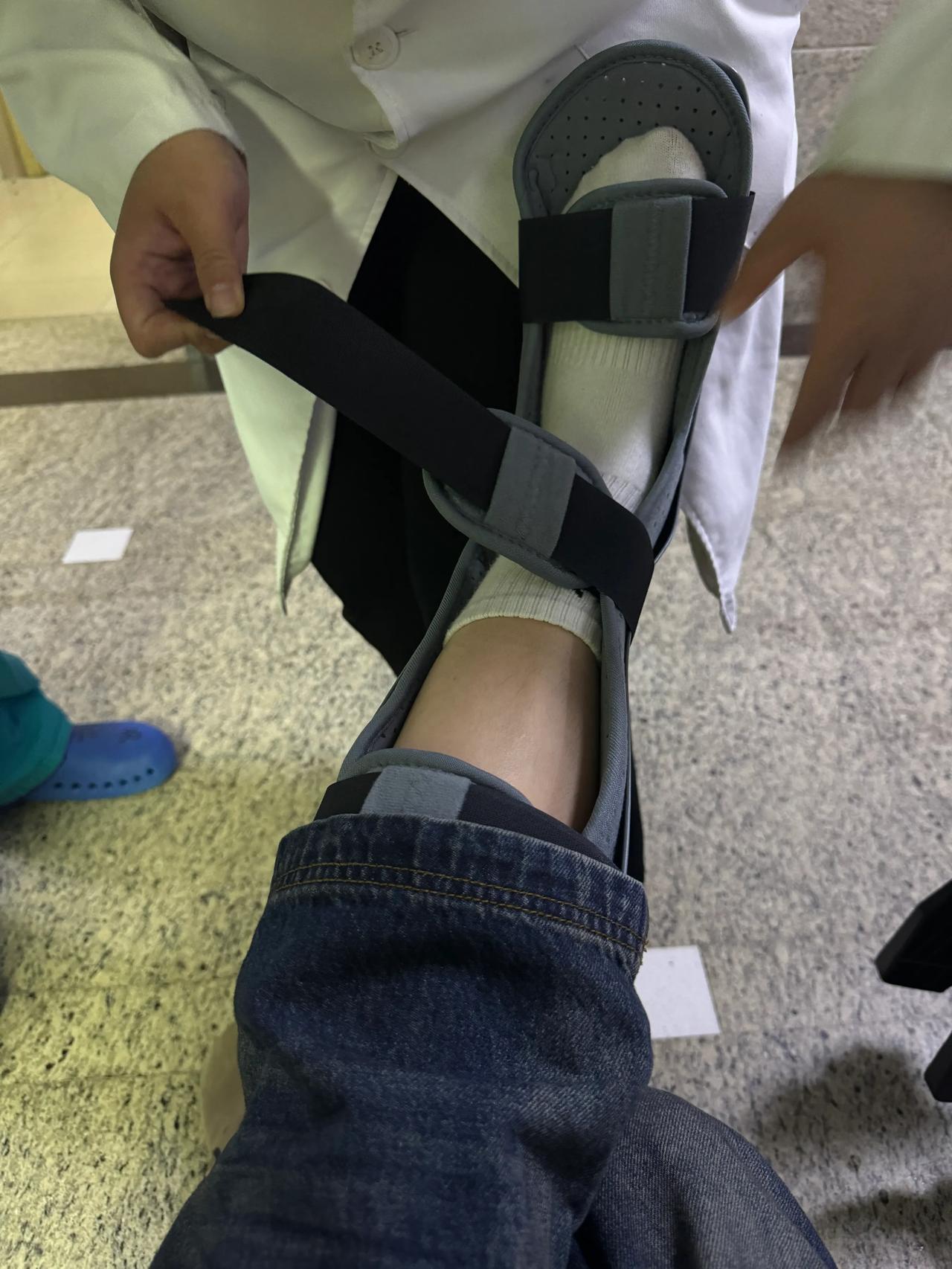 太白这段时间为了救一只狗狗心力交瘁，结果昨天在家一个不小心摔下楼梯，可都这样了她