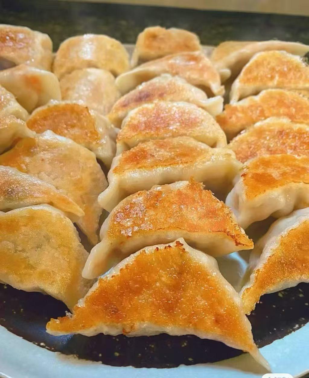 金黄酥脆的煎饺，一口咬下去满嘴香！😋🍟