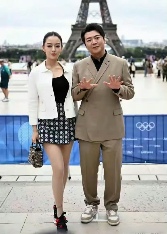 郎朗不愧是钢琴家，就连照相都做这个手势！ ​​​