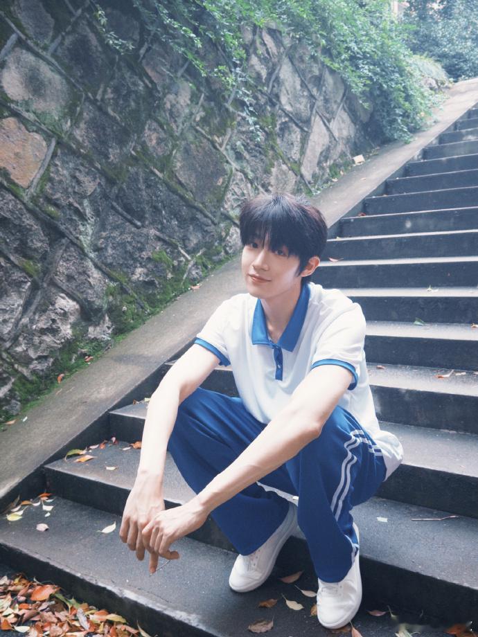 替吴俊霆接个青春剧的本子 蓝白色系的中式校服真的是梦回了高中时期，替吴俊霆接个青