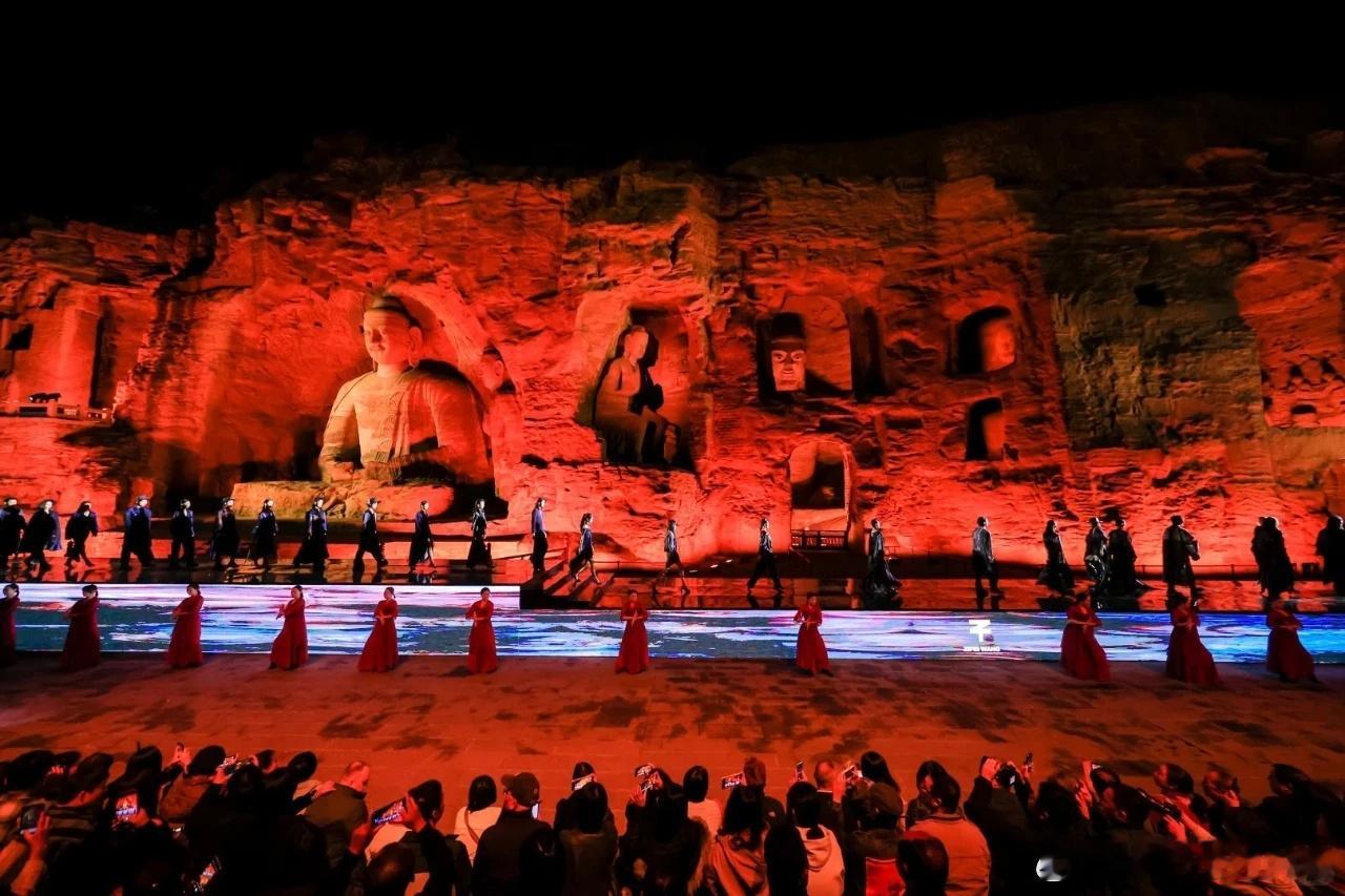 云冈石窟大佛前办时装秀引发争议 2025年9月29日，在世界文化遗产云冈石窟第2