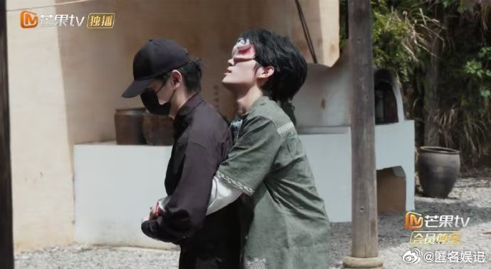 张真源有在密室露脸的风险吗密室大逃脱看着许凯彭昱畅陈哲远从容走在前面，再看躲在队