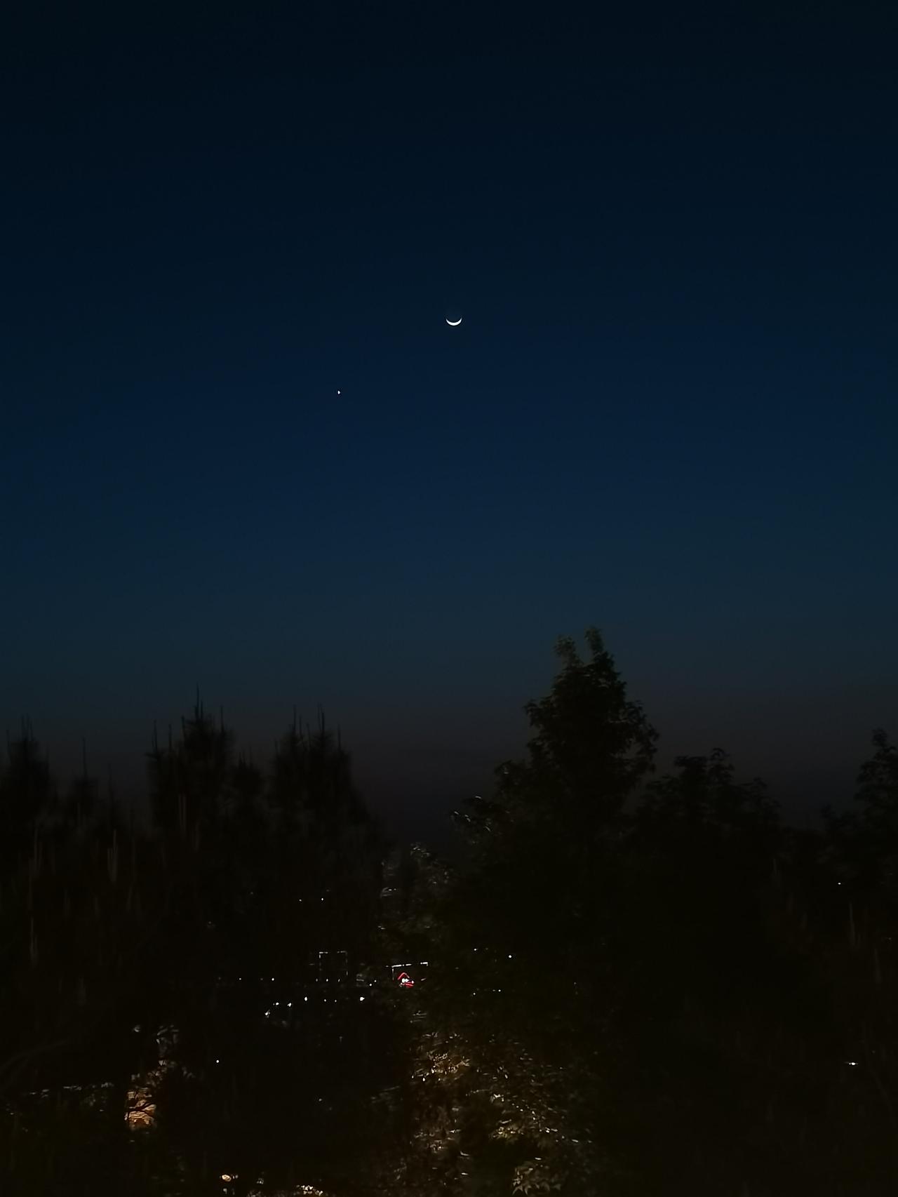 梦的碎片。

梦见孩子穿了一层又一层衣服，
我说你看妈妈就穿了2件，
你穿6件不