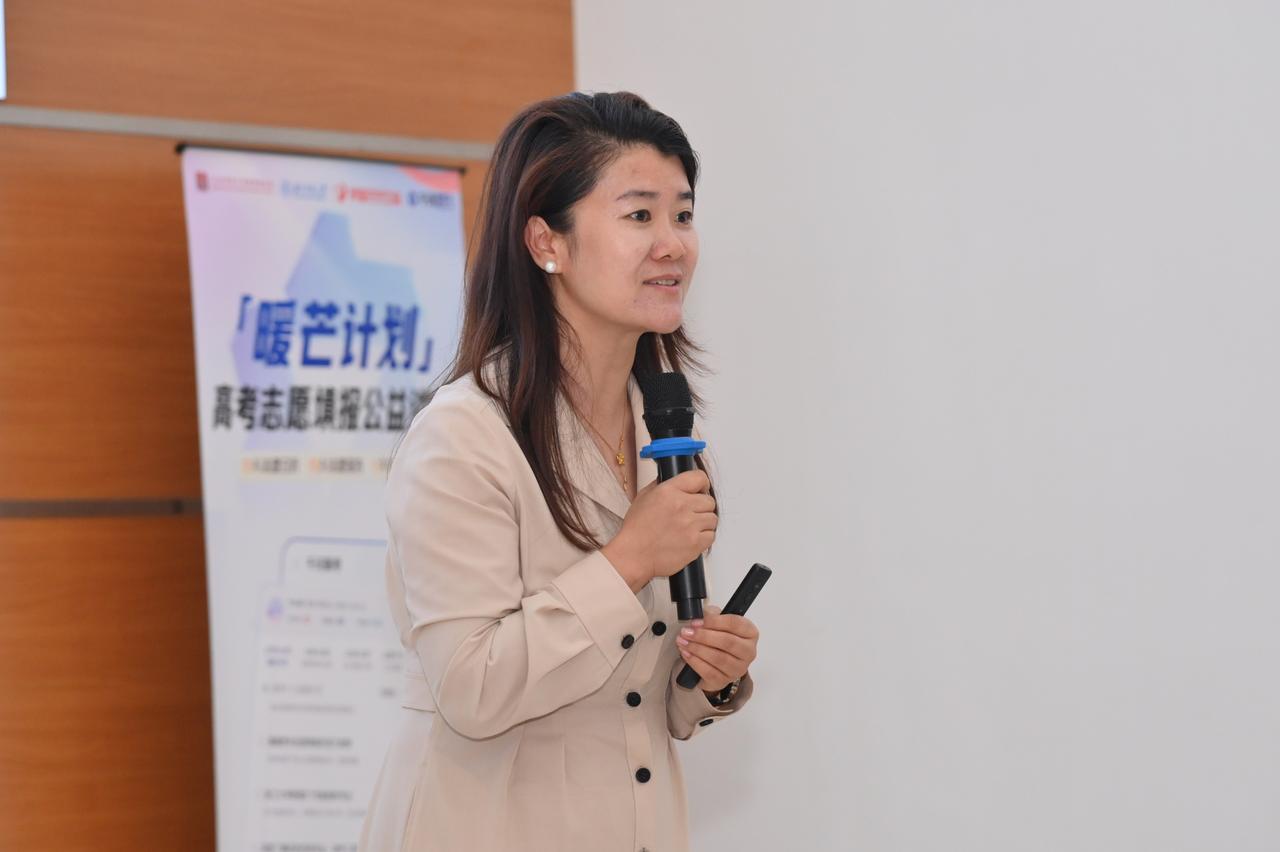 一个老师帮不了的学生，AI能不能帮上？

青龙县一中的王老师带了多年高三毕业班，