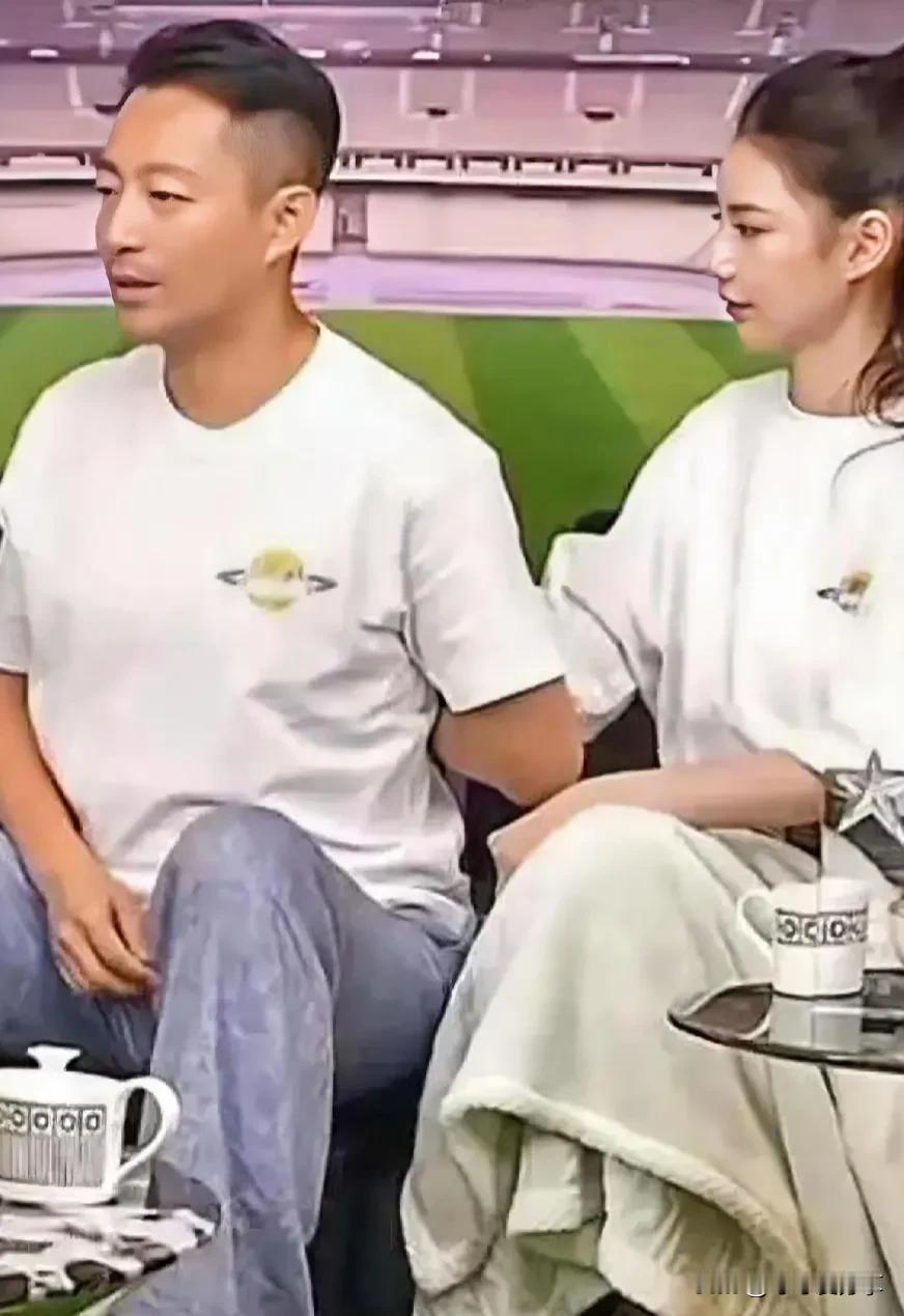 #寻找热爱表达的你#马小梅和汪小菲一起直播的时候。她发现汪小菲身体不适，用手去揉