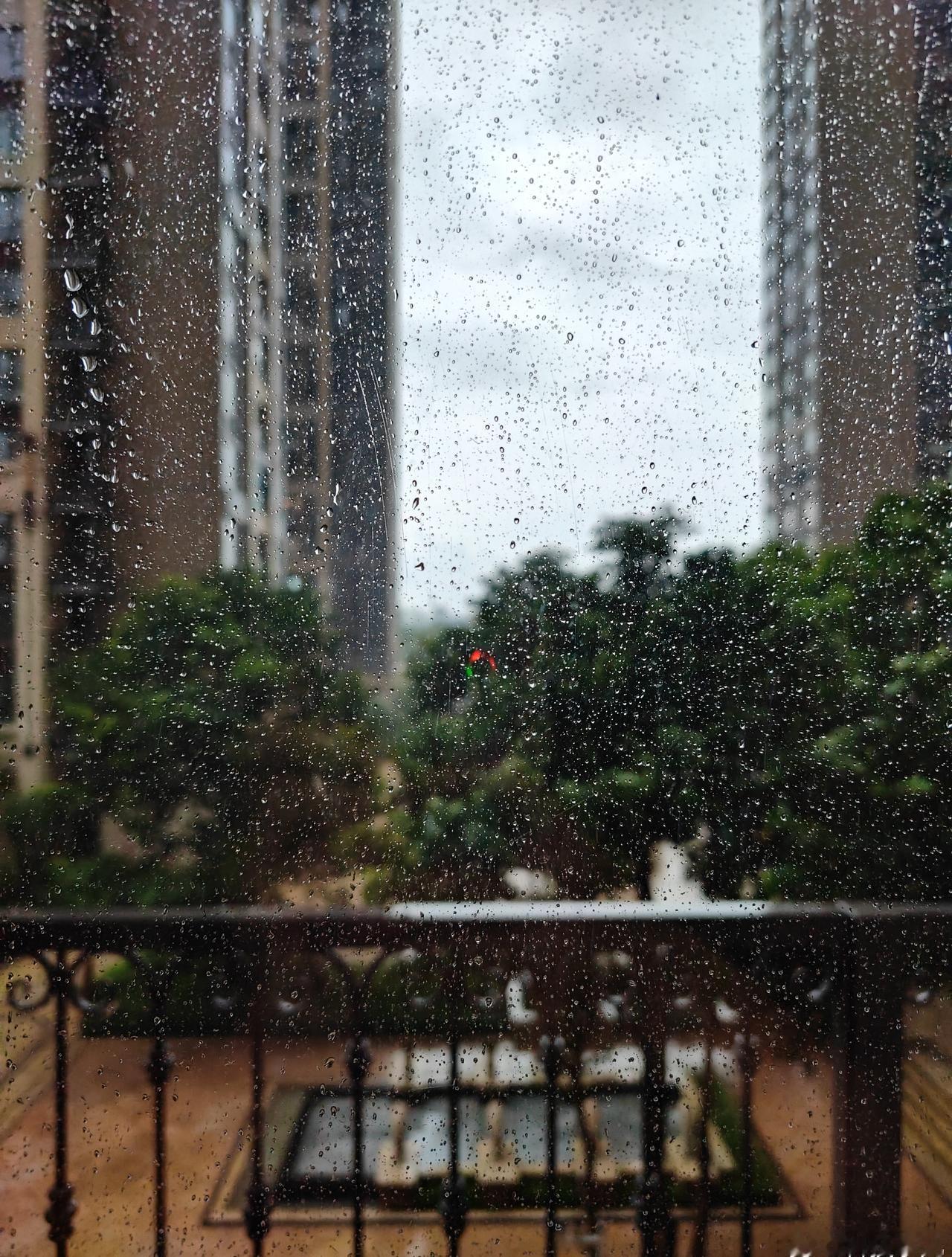 又是疾风暴雨的一天，今年深圳多雨水💦深圳天气  ​​​