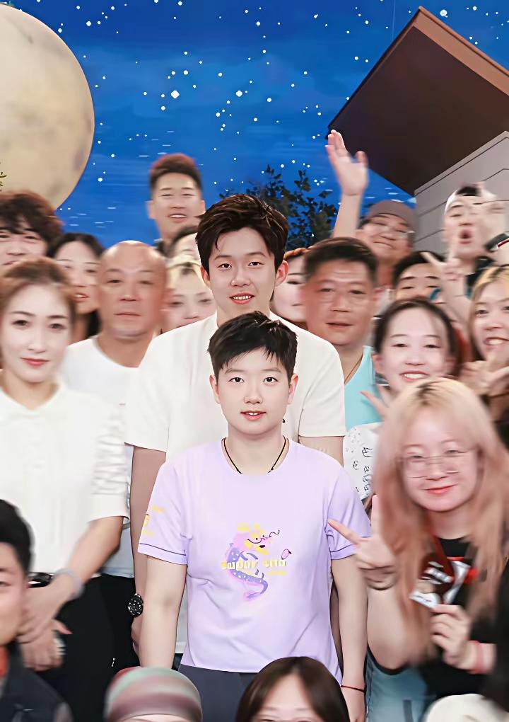 我的一生
由你左右
无论何时
我都在你身后
就这样
风雨中
抬起头
你是我的阳光