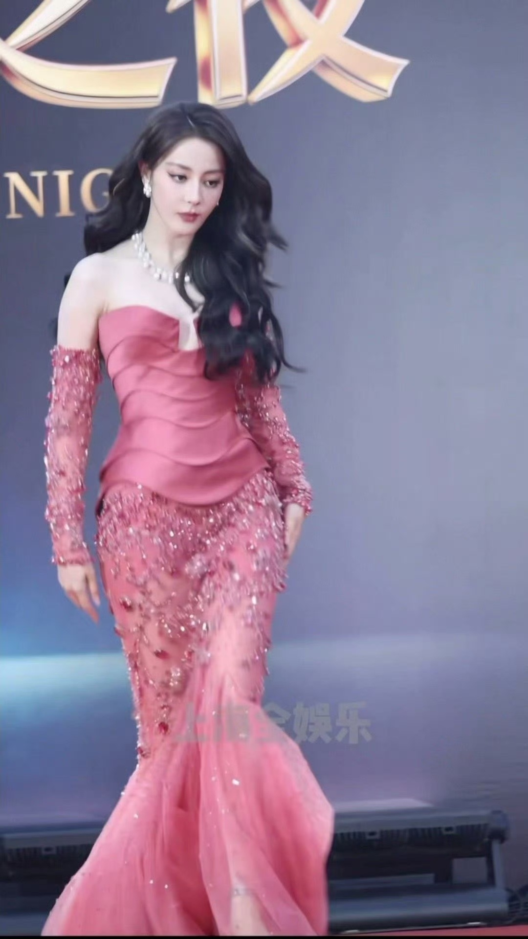 迪丽热巴、古力娜扎，两位浓颜大美女，你更吃谁的颜